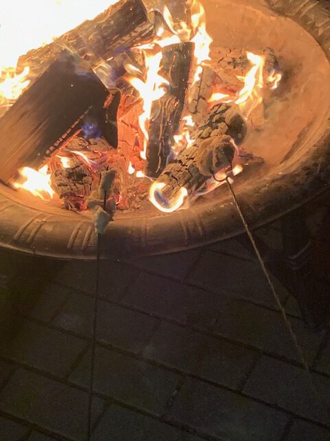 Feuerschale mit brennendem Holz